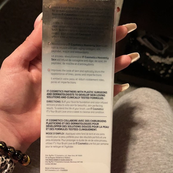 new still in box it cosmetics foundation brush. - Picture 3 of 6